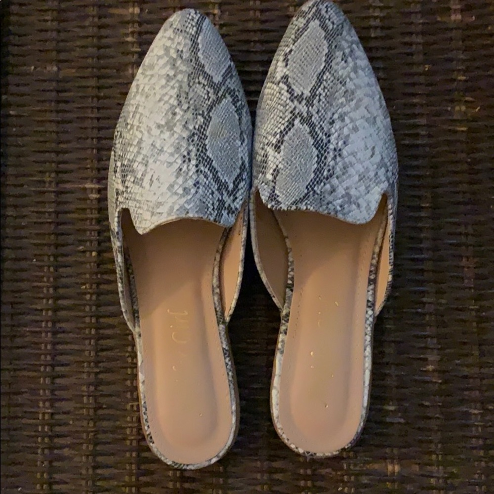 Mule snake design shoes
